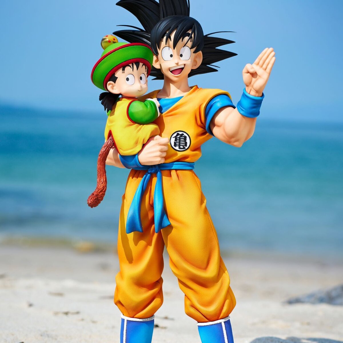 Infinite - Goku & Gohan (Father-Son Embrace) Infinite - Goku & Gohan (Father-Son Embrace) | anime figure Goku and Gohan Statue